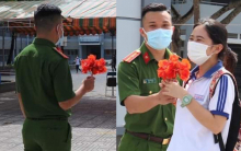 Góc đáng yêu mùa thi: Chiến sĩ công an ngồi kết hoa tặng cho thí sinh đầu tiên ra khỏi phòng thi