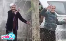 Nghẹn ngào cái vẫy tay cuối cùng của bà mẹ 103 tuổi và con gái 80 tuổi: “Lần sau về không còn mẹ nữa!”