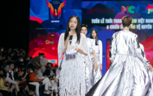 Mẫu teen Minh Anh gây bất ngờ khi làm MC tuần lễ thời trang