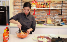 Học đầu bếp Trần Bảo Ngọc cách làm chân gà kim chi rút xương