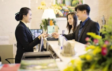 Nhận phòng khách sạn: 3 câu đơn giản giúp bạn nhận ưu đãi bất ngờ từ lễ tân