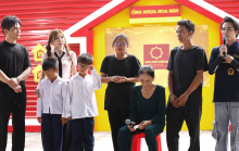 Huỳnh Lập và Lâm Hùng xúc động trước nghị lực của bé gái mồ côi mẹ ở Cà Mau