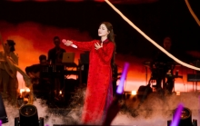 Hòa Minzy “liều mình” trên không trung: Màn đu dây không bảo hộ khiến khán giả thót tim, mạng xã hội dậy sóng