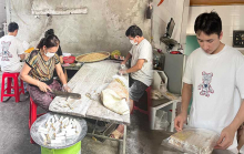 Phan Mạnh Quỳnh về làm kẹo đậu lạc bố mẹ ship cho khách: 'Đôi tay thoăn thoắt gói kẹo như lướt phím đàn'