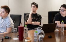 Đinh Hà Uyên Thư và SlimV thử nghiệm sân khấu 270 độ