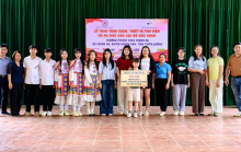 'Ánh sáng Tri thức': Hành trình gieo mầm tri thức từ Nam ra Bắc của 2 cô gái Gen Z sáng lập