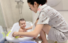 Biểu cảm cực hài của con trai Á hậu Thúy Vân khi được mẹ tắm, lại trở thành 'meme' hot sau bộ nail rồi!