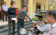 Vợ chồng Lý Hải Minh Hà lại 'ghi điểm' nhờ một hành động nhỏ khi trao tiền từ thiện được chia sẻ lại
