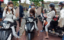 Nguyễn Thúc Thuỳ Tiên được bắt gặp đèo trợ lý đi làm bằng xe máy, vừa ngồi trên xe vừa kí tặng fan