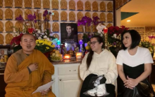 Con gái Phi Nhung thông tin về lễ cúng 100 ngày của mẹ, khách viếng được tặng áo thun và khẩu trang