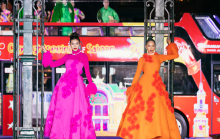 Minh Tú- H’Hen Niê xuất hiện ấn tượng, bước ra từ xe buýt 2 tầng trong show thời trang