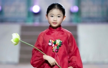 Á quân Cosmo Kid’s Star 2025 Lê Ngọc Như Ý catwalk mở màn, chiếm spotlight với nét chuẩn Á Đông
