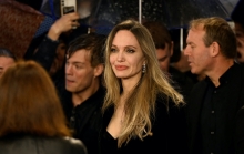 Lý do Angelina Jolie rời bỏ cuộc sống hào nhoáng ở Hollywood?