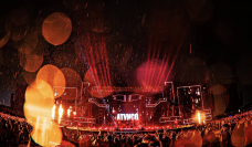 Netizen quốc tế sửng sốt trước cảnh tượng sấm sét có '1-0-2' tại concert Anh Trai Vượt Ngàn Chông Gai