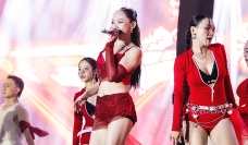 Khán giả muốn “spam” 1000 lần danh xưng “Nữ hoàng trình diễn Việt Nam” sau màn bùng nổ của Tóc Tiên tại WATERBOMB