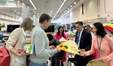 Rộn ràng đón đoàn khách quốc tế đầu tiên 'xông đất' TP.HCM năm 2026