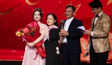 Hòa Minzy lên tiếng trước tranh cãi 'chiếm sóng' vì mời ba mẹ lên sân khấu ăn mừng giải Mai Vàng