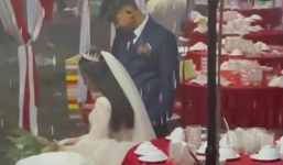 Đám cưới đúng ngày mưa, cô dâu buồn rầu ra ngồi một góc vì vắng khách
