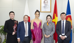 Mai Ngô nhận bằng khen của đại sứ quán Việt Nam tại Nhật
