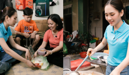 Hoa hậu Mai Phương tự tay nấu ăn, chạy xe máy giao cơm cho bệnh nhân nghèo