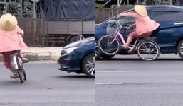 Người phụ nữ đi xe đạp va quệt ô tô bị nói dàn cảnh ăn vạ, cảnh sát lên tiếng
