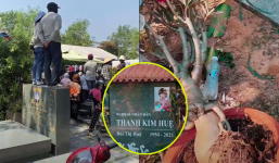 Phần mộ của một nghệ sĩ nổi tiếng bị hư hỏng do người dân chen lấn, giẫm đạp khi đưa tang NS Vũ Linh
