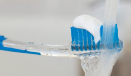 Nhúng kem đánh răng trước khi đánh răng: Có nên không?