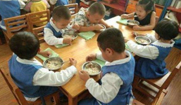 Con ăn trưa ở trường mẫu giáo món mì cà chua trứng rất lạ, nghe cô giáo giải thích, mẹ lập tức chuyển trường