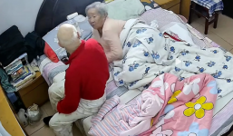 Nũng nịu với chồng, cụ bà 100 tuổi gây sốt mạng xã hội với khoảnh khắc 'tan chảy'