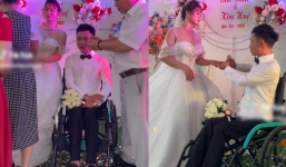 Xúc động hình ảnh chú rể ngồi xe lăn bật khóc nức nở trong đám cưới, câu chuyện phía sau khiến nhiều người xót thương