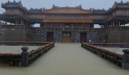 Miền Trung ngập sâu sau trận mưa lịch sử, Kinh thành Huế “chìm” trong biển nước khiến dân tình xót xa