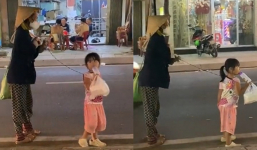 Xôn xao clip cháu gái tay cầm bình sữa dẫn người bà bị khiếm khuyết mưu sinh trên phố khiến ai nấy xót xa