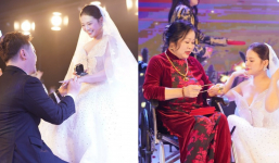 Đám cưới nam ca sĩ đình đám showbiz Việt, mẹ chú rể ngồi xe lăn lên lễ đường trao sính lễ cho con dâu