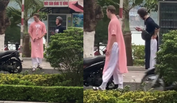 Xuất hiện 2 anh Tây cao to mặc áo dài hồng phấn của các cụ bà U60, netizen réo tên người tư vấn