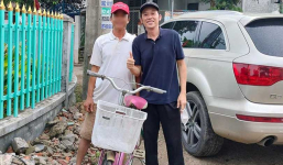 NSUT Hoài Linh ăn mặc giản dị về thăm quê nhà Đại Lãnh (Quảng Nam), thân thiện chụp cùng hàng xóm