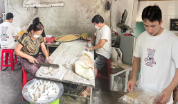 Phan Mạnh Quỳnh về làm kẹo đậu lạc bố mẹ ship cho khách: 'Đôi tay thoăn thoắt gói kẹo như lướt phím đàn'