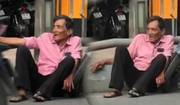 Diễn viên Thương Tín ngồi bệt bên lề đường, trạng thái vô cùng bất ổn