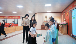 Mẫu nhí 7 tuổi tặng quà cho các bệnh nhi nghèo tại Phú Thọ