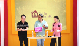 MC Quyền Linh, Thanh Phong, Lê Ngọc Thúy bỏ tiền túi tặng em nhỏ mồ côi