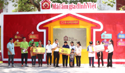 MC Quyền Linh, Đào Vân Anh và Xuân Phúc bỏ tiền túi tặng các em nhỏ mồ côi