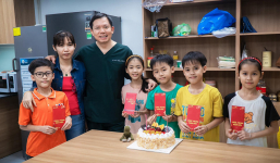 Bác sĩ Cao Hữu Thịnh gặp lại các bé trong ca sinh 5 duy nhất tại Việt Nam, nhận làm ba nuôi các bé