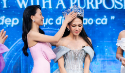 Cận cảnh màn tháo vương miện đầy tiếc nuối của Hoa hậu Mai Phương tại buổi đấu giá từ thiện