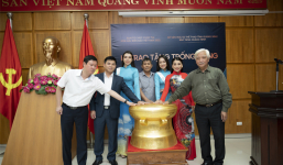 BTC Hoa hậu Biển đảo Việt Nam 2022 trao tặng trống đồng cho Bảo tàng Quảng Ninh