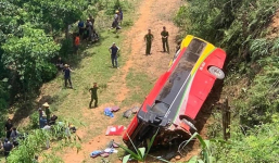 Phú Thọ: Xe du lịch chở 30 người lao xuống chân đồi, tình trạng các nạn nhân ra sao?