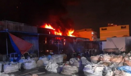 Cơ sở gia công nhựa ở TPHCM cháy lớn trong đêm khiến người phụ nữ ở nhà cạnh bên ra đi mãi mãi