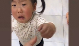 Con gái 2 tuổi liên tục khóc kêu cứu, người mẹ kiểm tra thì kinh hãi khi thấy thứ trên tay đứa trẻ