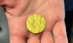 Đồng tiền vàng quý hiếm 1000 năm tuổi được tìm thấy, gương mặt được in phía trên khiến giới khoa học sửng sốt