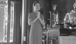 Lễ cúng thất đầu tiên cho ca nương Tú Thanh được thực hiện ở nơi đặc biệt, bố mẹ luôn dõi theo cầu nguyện