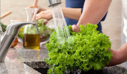 Có nên vẩy nước khi ăn rau sống, thời gian vàng ngâm rau để diệt sạch vi khuẩn không phải ai cũng biết