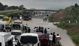 Nước dâng cao gần 1m làm ngập cao tốc Phan Thiết - Dầu Giây, cuốn trôi cả xe tải, kẹt xe kéo dài